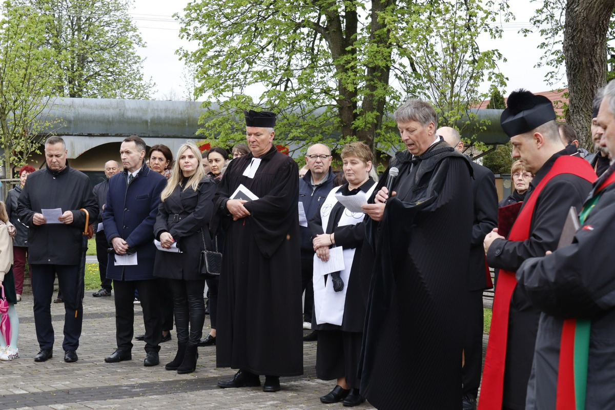 FOTO: Pašiový sprievod v Michalovciach mal veľkú účasť. Veriacich neodradilo ani počasie, foto 16