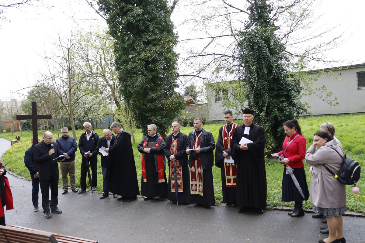 FOTO: Pašiový sprievod v Michalovciach mal veľkú účasť. Veriacich neodradilo ani počasie, foto 17