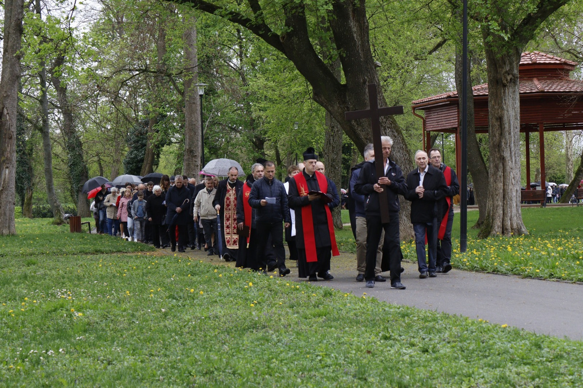 FOTO: Pašiový sprievod v Michalovciach mal veľkú účasť. Veriacich neodradilo ani počasie, foto 18