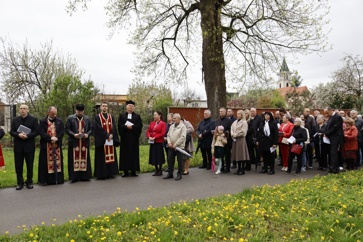 FOTO: Pašiový sprievod v Michalovciach mal veľkú účasť. Veriacich neodradilo ani počasie, foto 19