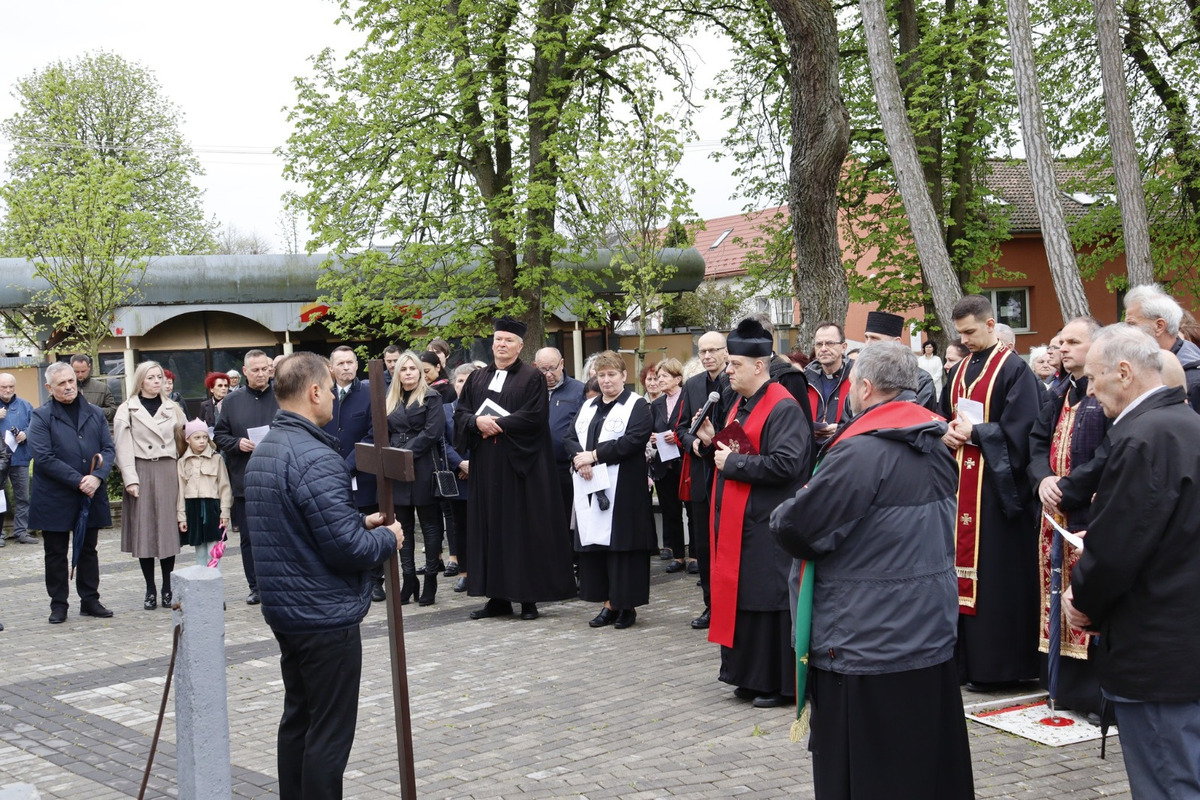 FOTO: Pašiový sprievod v Michalovciach mal veľkú účasť. Veriacich neodradilo ani počasie, foto 20
