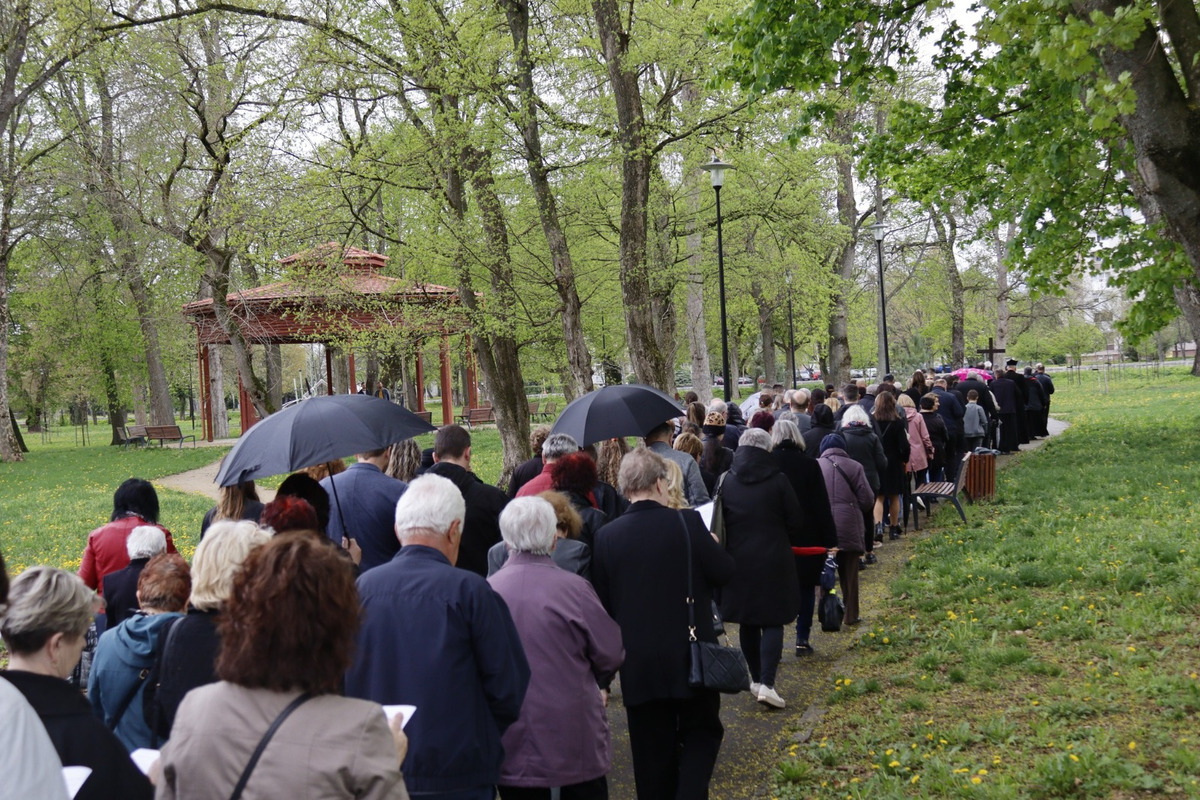 FOTO: Pašiový sprievod v Michalovciach mal veľkú účasť. Veriacich neodradilo ani počasie, foto 21