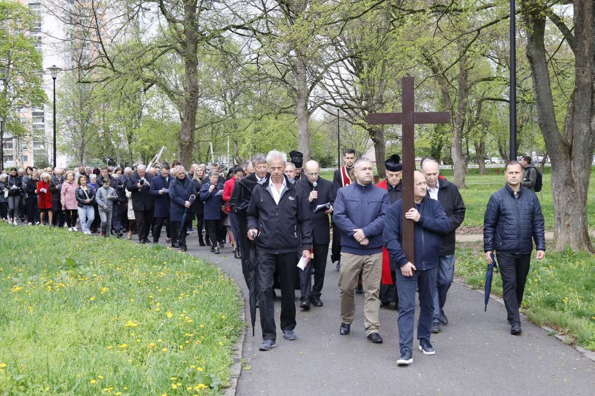 FOTO: Pašiový sprievod v Michalovciach mal veľkú účasť. Veriacich neodradilo ani počasie, foto 22