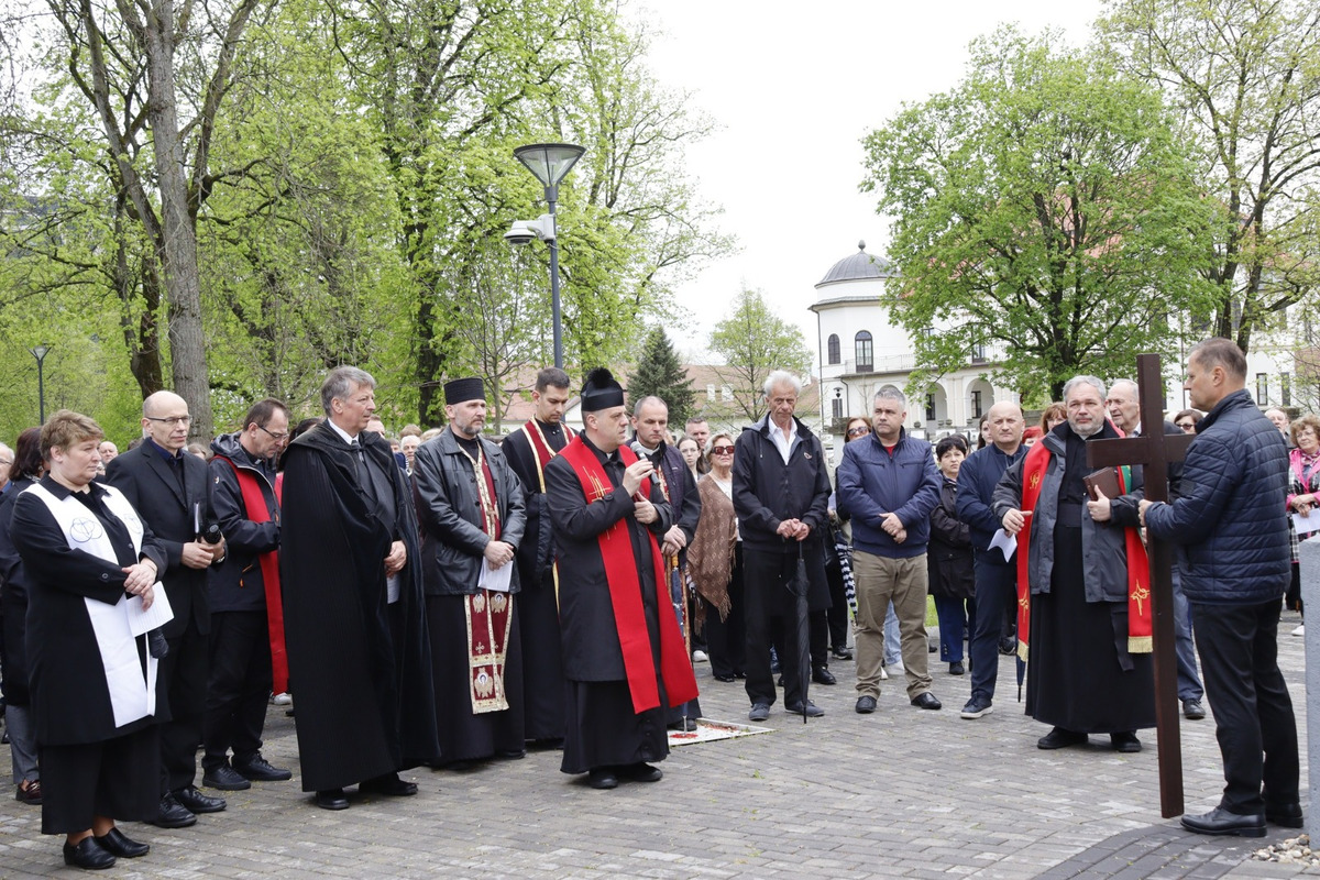 FOTO: Pašiový sprievod v Michalovciach mal veľkú účasť. Veriacich neodradilo ani počasie, foto 23