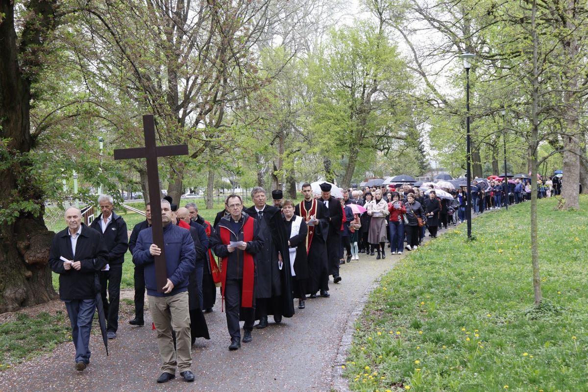 FOTO: Pašiový sprievod v Michalovciach mal veľkú účasť. Veriacich neodradilo ani počasie, foto 24