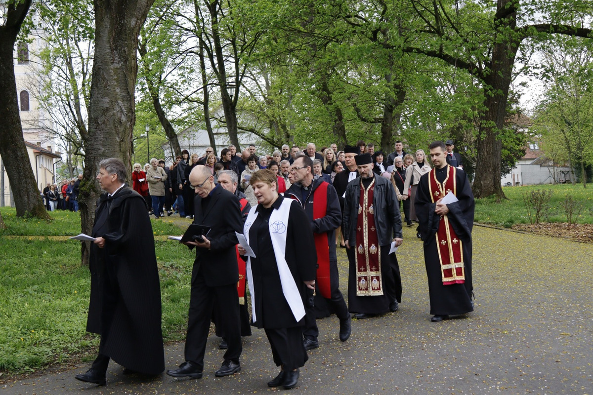 FOTO: Pašiový sprievod v Michalovciach mal veľkú účasť. Veriacich neodradilo ani počasie, foto 26