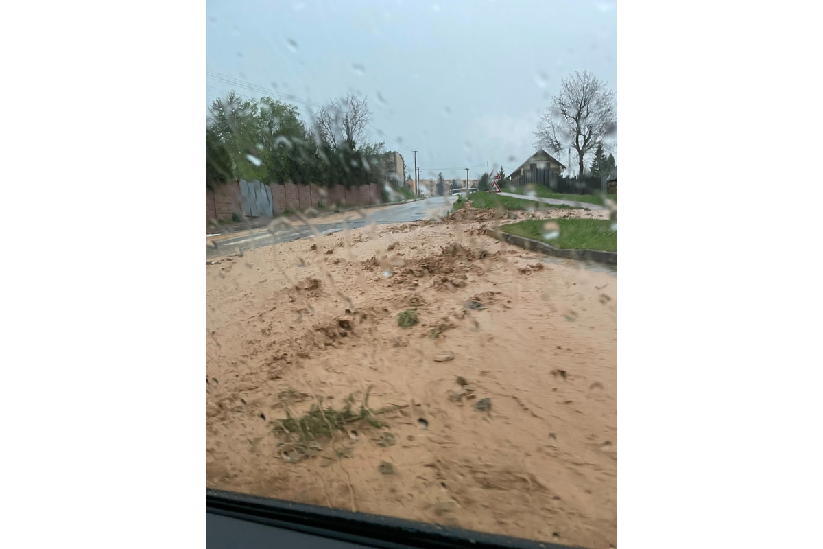 FOTO: Košický kraj zasiahli búrky, cesty sú pod vodou, foto 1