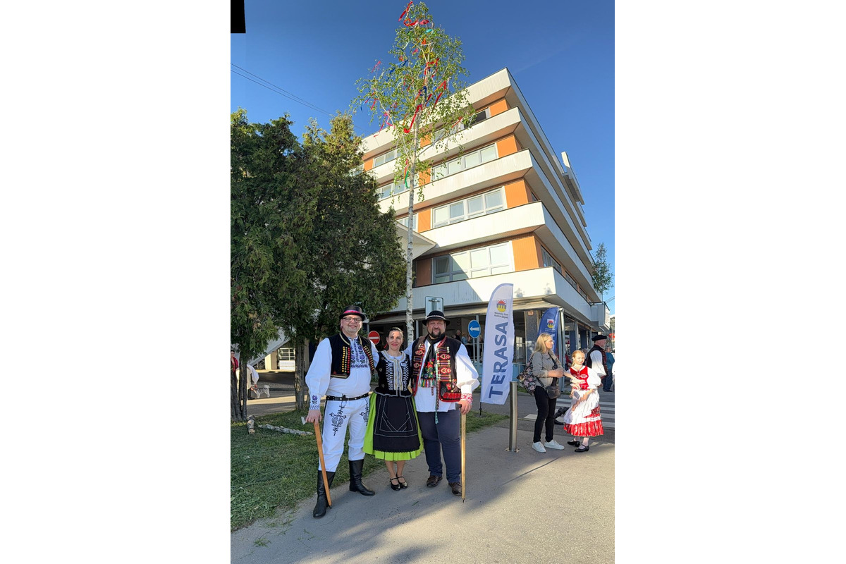 FOTO: Na Terase už stojí prvý zelený máj, vysokú brezu zoťal sám starosta, foto 3