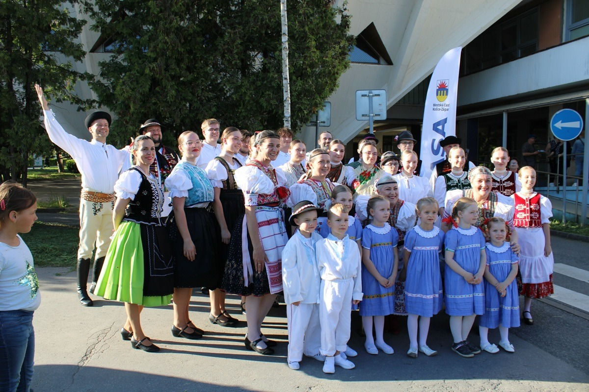 FOTO: Na Terase už stojí prvý zelený máj, vysokú brezu zoťal sám starosta, foto 6