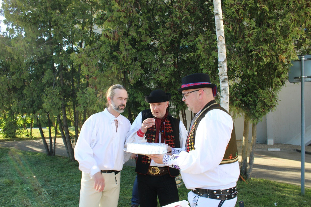 FOTO: Na Terase už stojí prvý zelený máj, vysokú brezu zoťal sám starosta, foto 9