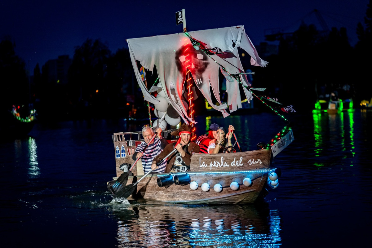 FOTO: Košické Jazero sa po roku znova premenilo na Benátky, foto 7