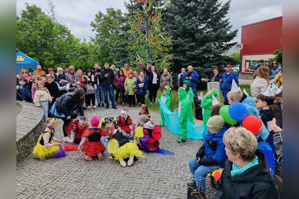 Fontánu prebúdzali najmenší Ťahanovčania svojím spevom a tancom, foto 4