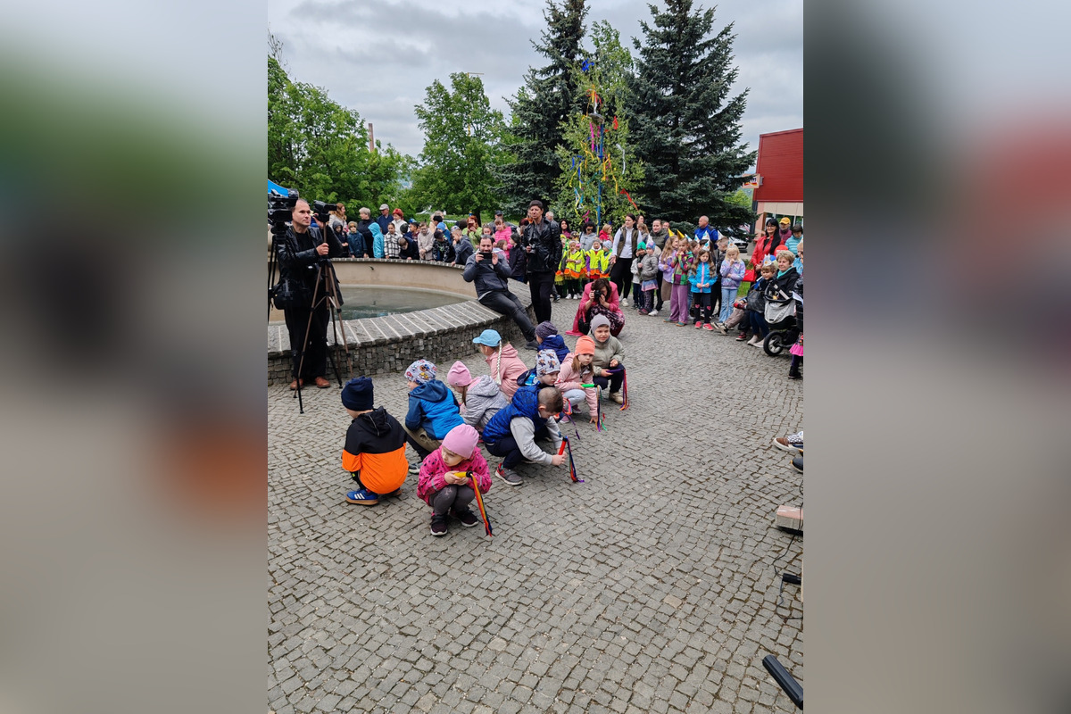 Fontánu prebúdzali najmenší Ťahanovčania svojím spevom a tancom, foto 5