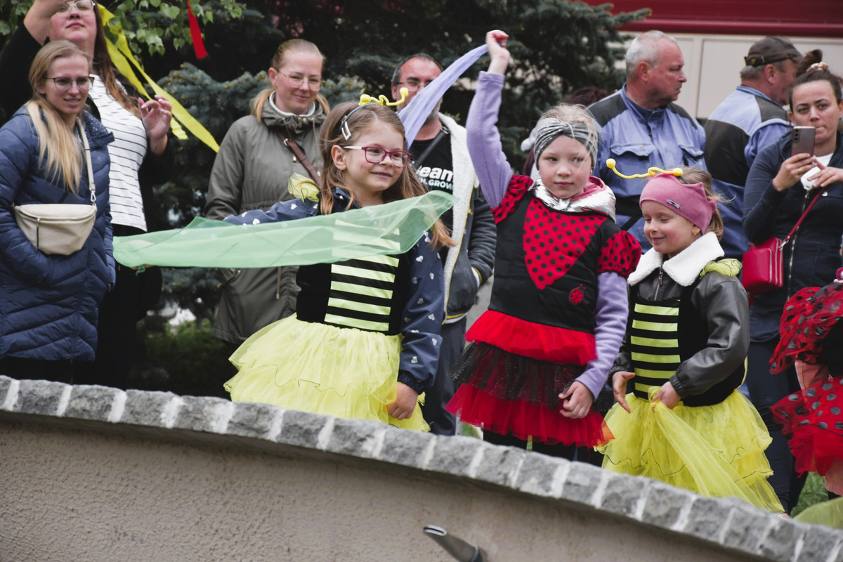 Fontánu prebúdzali najmenší Ťahanovčania svojím spevom a tancom, foto 13