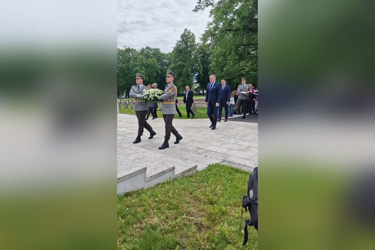 FOTO: Pietny akt kladenia vencov na cintoríne Červenej armády v Michalovciach, foto 1