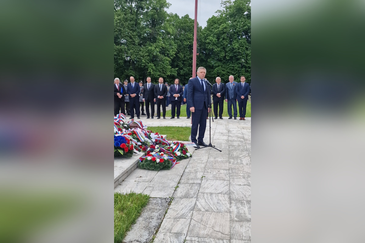 FOTO: Pietny akt kladenia vencov na cintoríne Červenej armády v Michalovciach, foto 2