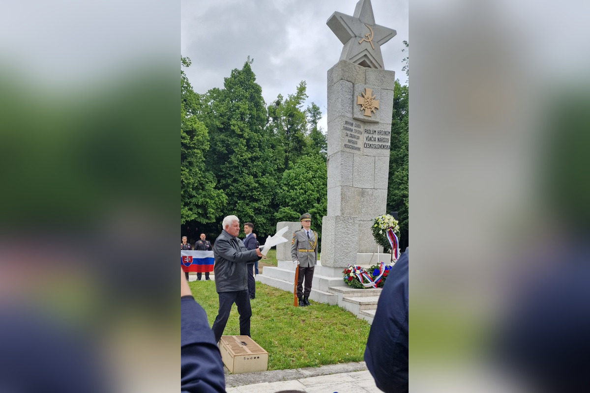 FOTO: Pietny akt kladenia vencov na cintoríne Červenej armády v Michalovciach, foto 3
