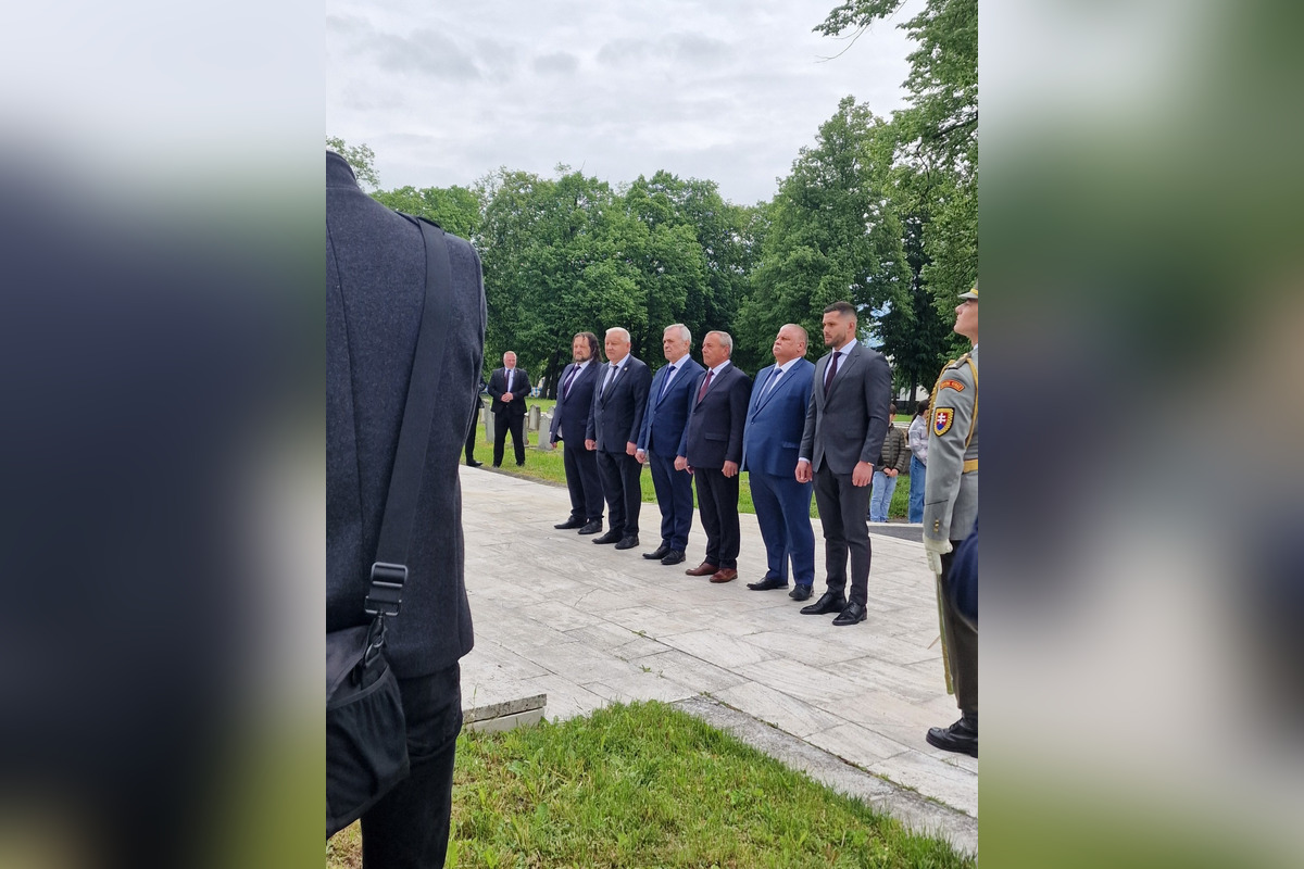 FOTO: Pietny akt kladenia vencov na cintoríne Červenej armády v Michalovciach, foto 4