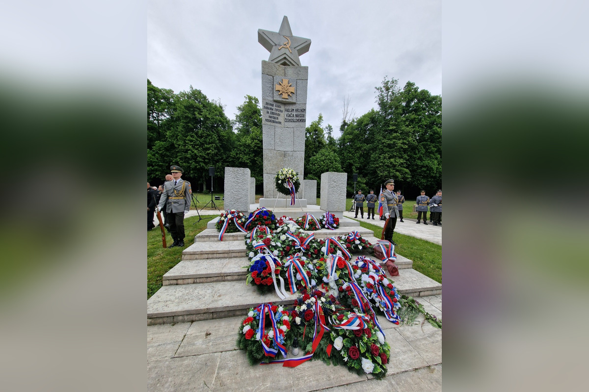 FOTO: Pietny akt kladenia vencov na cintoríne Červenej armády v Michalovciach, foto 5