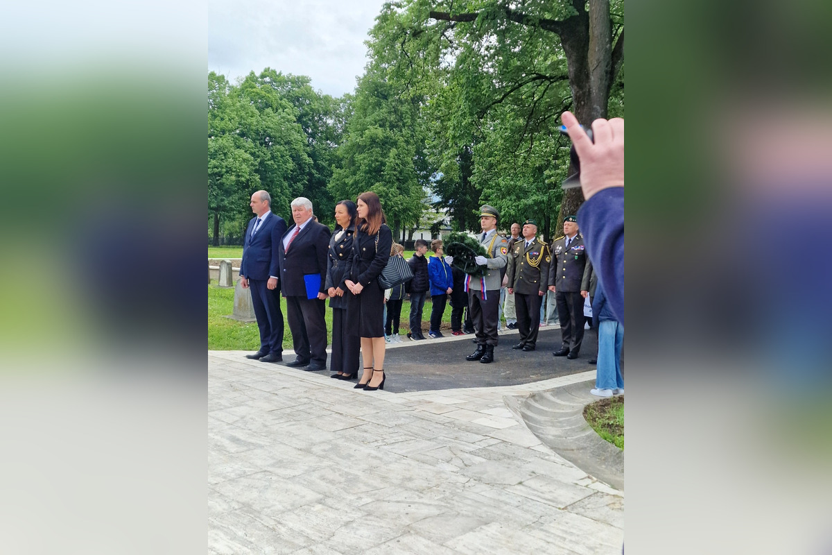 FOTO: Pietny akt kladenia vencov na cintoríne Červenej armády v Michalovciach, foto 6