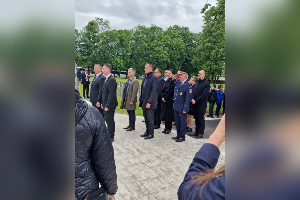 FOTO: Pietny akt kladenia vencov na cintoríne Červenej armády v Michalovciach, foto 7