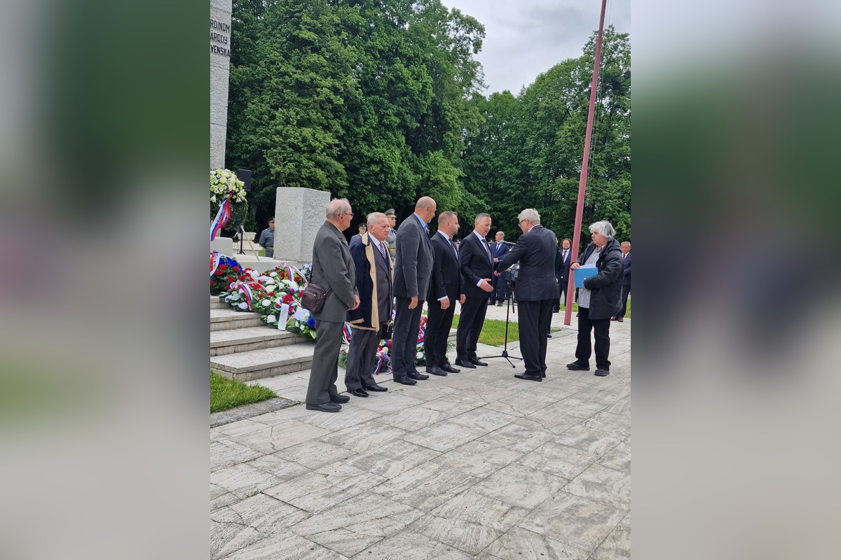 FOTO: Pietny akt kladenia vencov na cintoríne Červenej armády v Michalovciach, foto 8