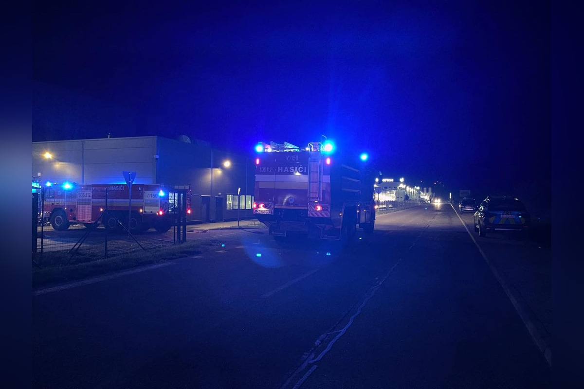 FOTO: Hasiči zasahovali pri požiari výrobnej haly pri košickom letisku, foto 1