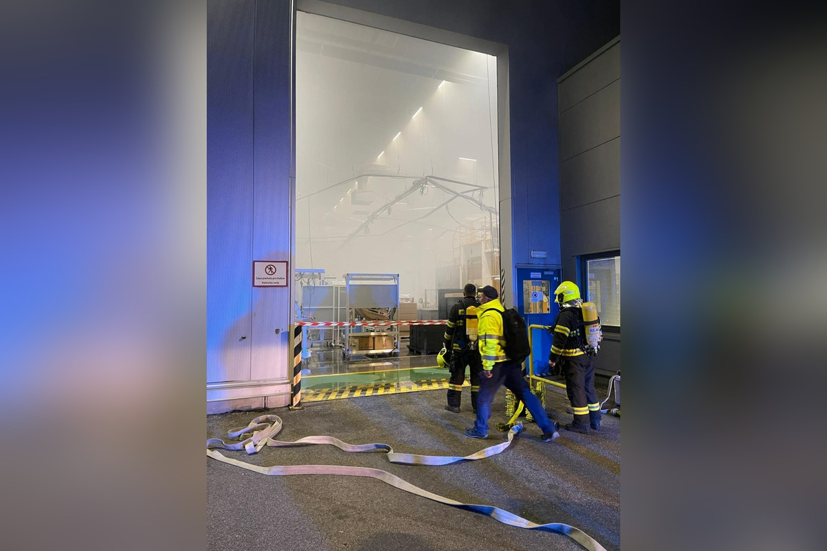 FOTO: Hasiči zasahovali pri požiari výrobnej haly pri košickom letisku, foto 3