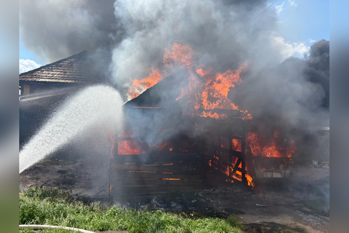 FOTO: Požiar altánku v Moldave nad Bodvou zachvátil vrak auta aj susedný dom, foto 1