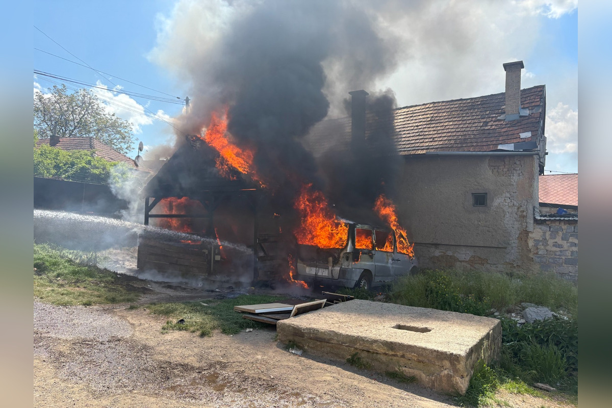 FOTO: Požiar altánku v Moldave nad Bodvou zachvátil vrak auta aj susedný dom, foto 2