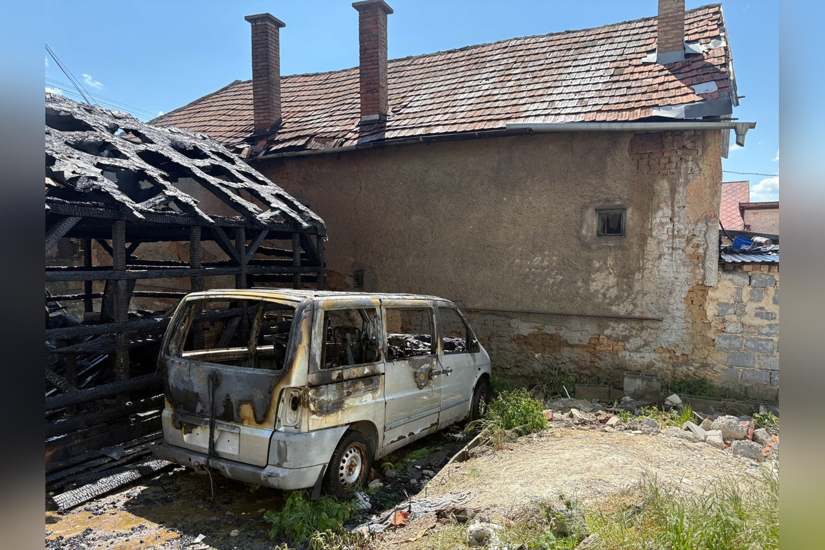 FOTO: Požiar altánku v Moldave nad Bodvou zachvátil vrak auta aj susedný dom, foto 3