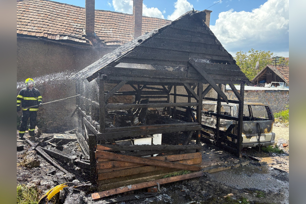 FOTO: Požiar altánku v Moldave nad Bodvou zachvátil vrak auta aj susedný dom, foto 4