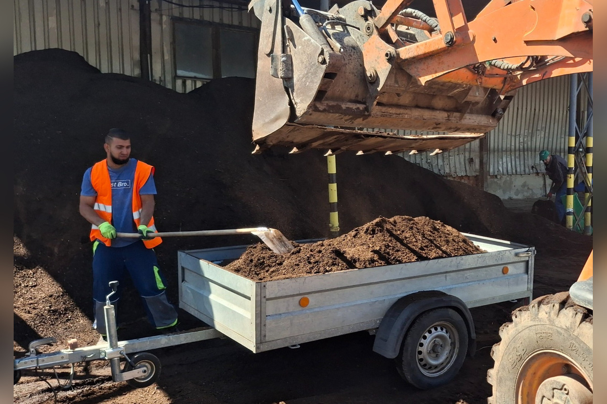 FOTO: Trebišovčania môžu získať kompost zadarmo, foto 13