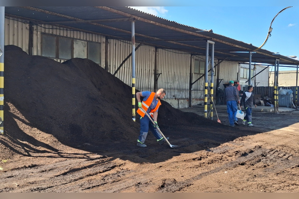 FOTO: Trebišovčania môžu získať kompost zadarmo, foto 4
