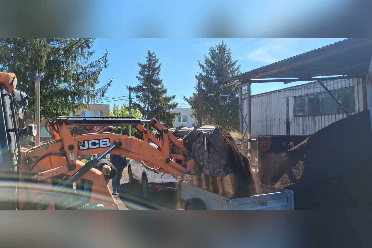 FOTO: Trebišovčania môžu získať kompost zadarmo, foto 12