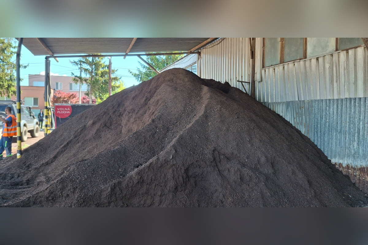 FOTO: Trebišovčania môžu získať kompost zadarmo, foto 8