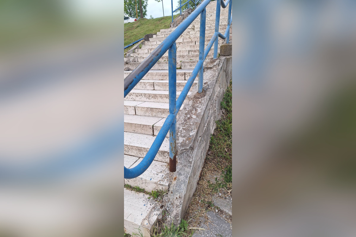 Zábradlie sa zrútilo po značnej časti schodiska, foto 1