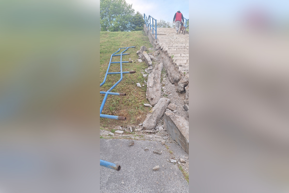 Zábradlie sa zrútilo po značnej časti schodiska, foto 3