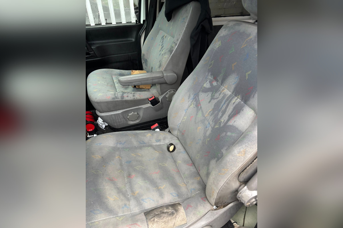 Zlodeji za sebou zanechali poškodenú aj špinavú dodávku , foto 2