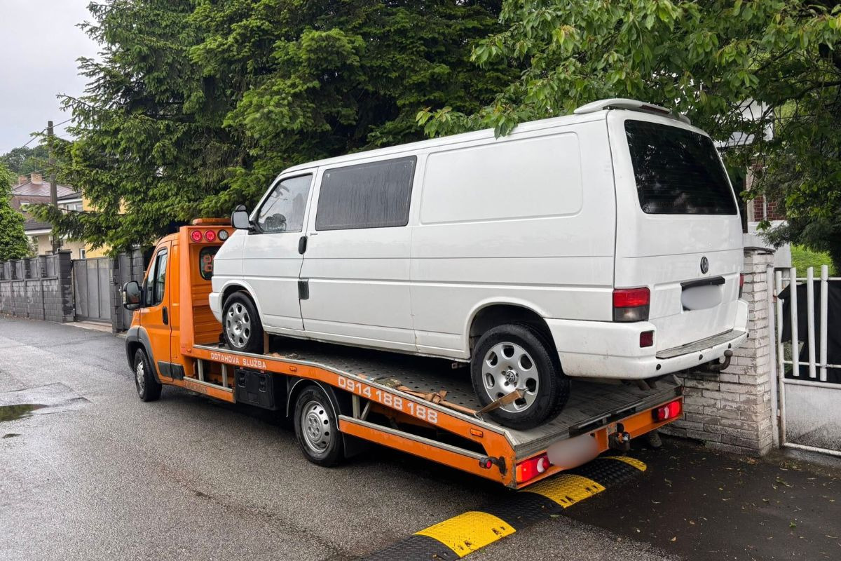 Zlodeji za sebou zanechali poškodenú aj špinavú dodávku , foto 3