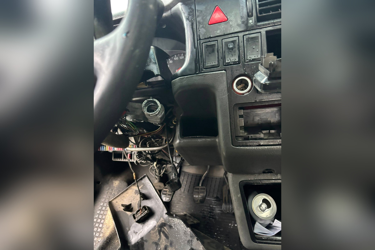 Zlodeji za sebou zanechali poškodenú aj špinavú dodávku , foto 4