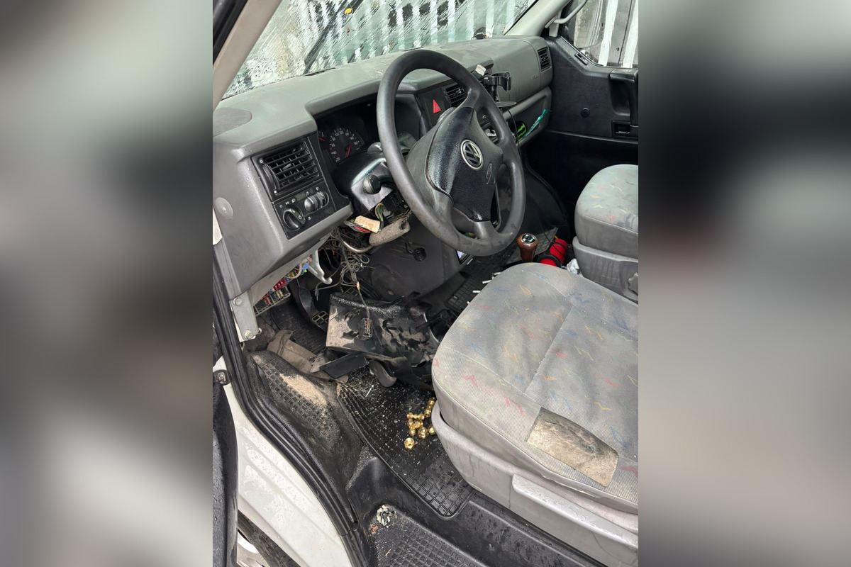 Zlodeji za sebou zanechali poškodenú aj špinavú dodávku , foto 5