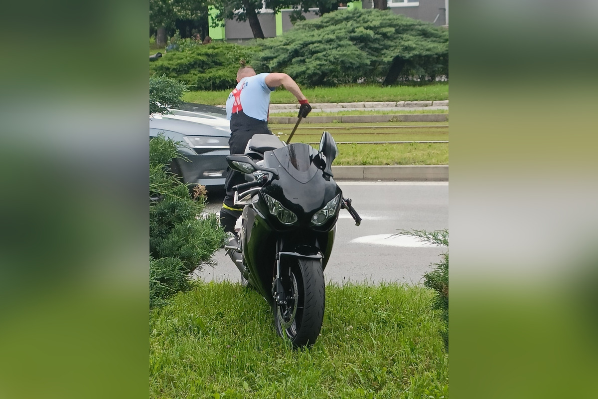 FOTO: V Košiciach sa zrazilo auto s motorkárom, zasahovali aj zdravotníci, foto 1