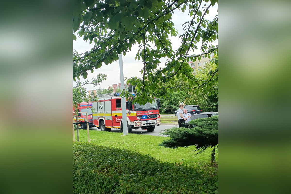 FOTO: V Košiciach sa zrazilo auto s motorkárom, zasahovali aj zdravotníci, foto 2