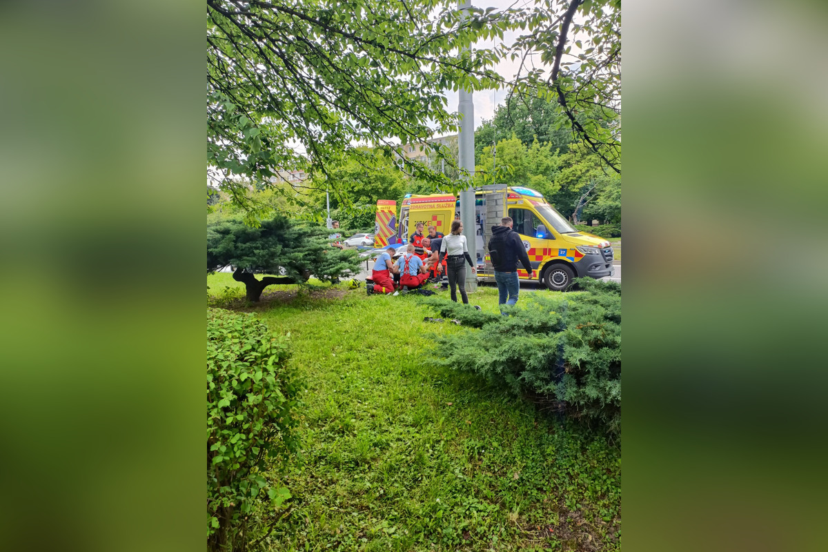 FOTO: V Košiciach sa zrazilo auto s motorkárom, zasahovali aj zdravotníci, foto 3