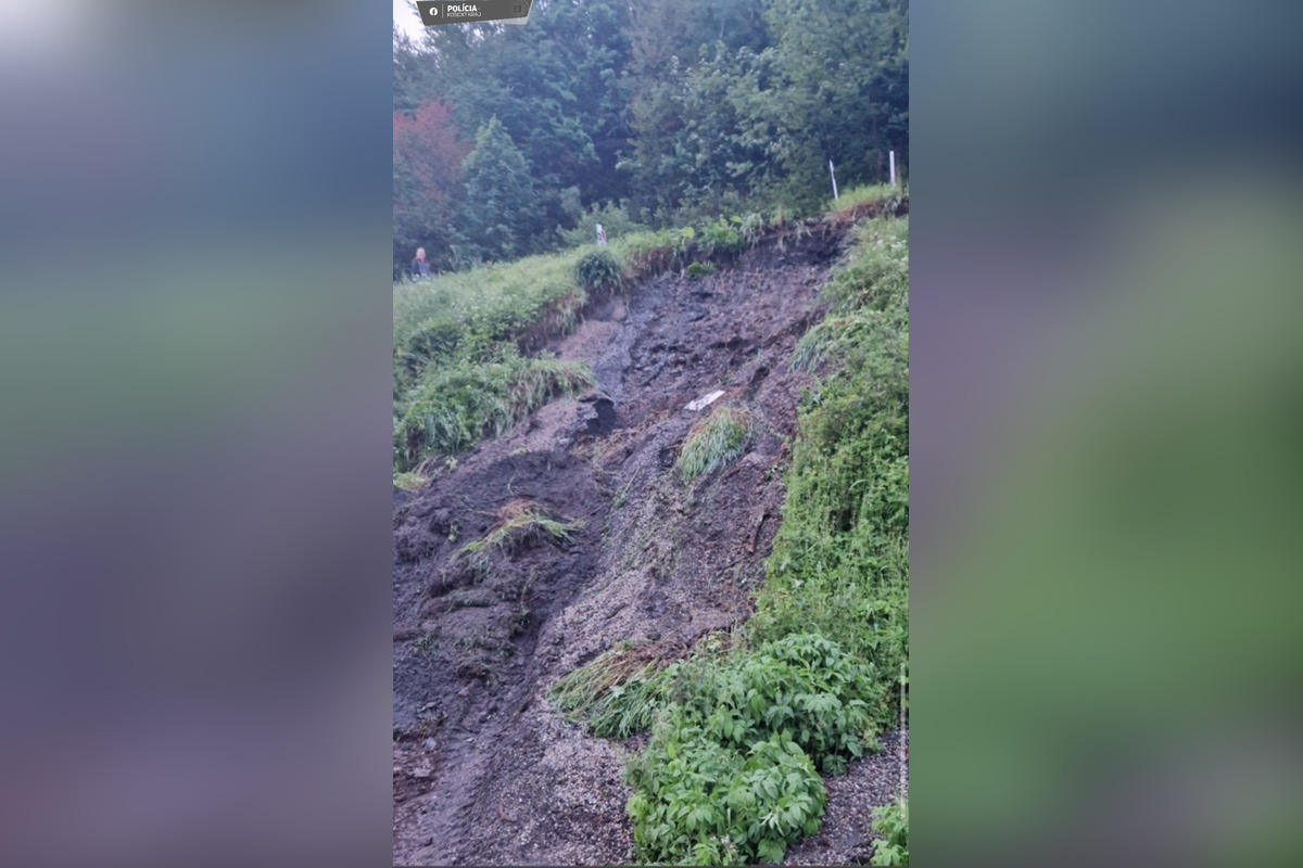 FOTO: Počasie podmylo cestu v obci Mlynky, foto 1