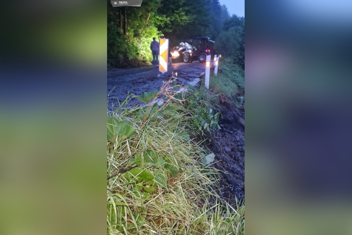 FOTO: Počasie podmylo cestu v obci Mlynky, foto 2