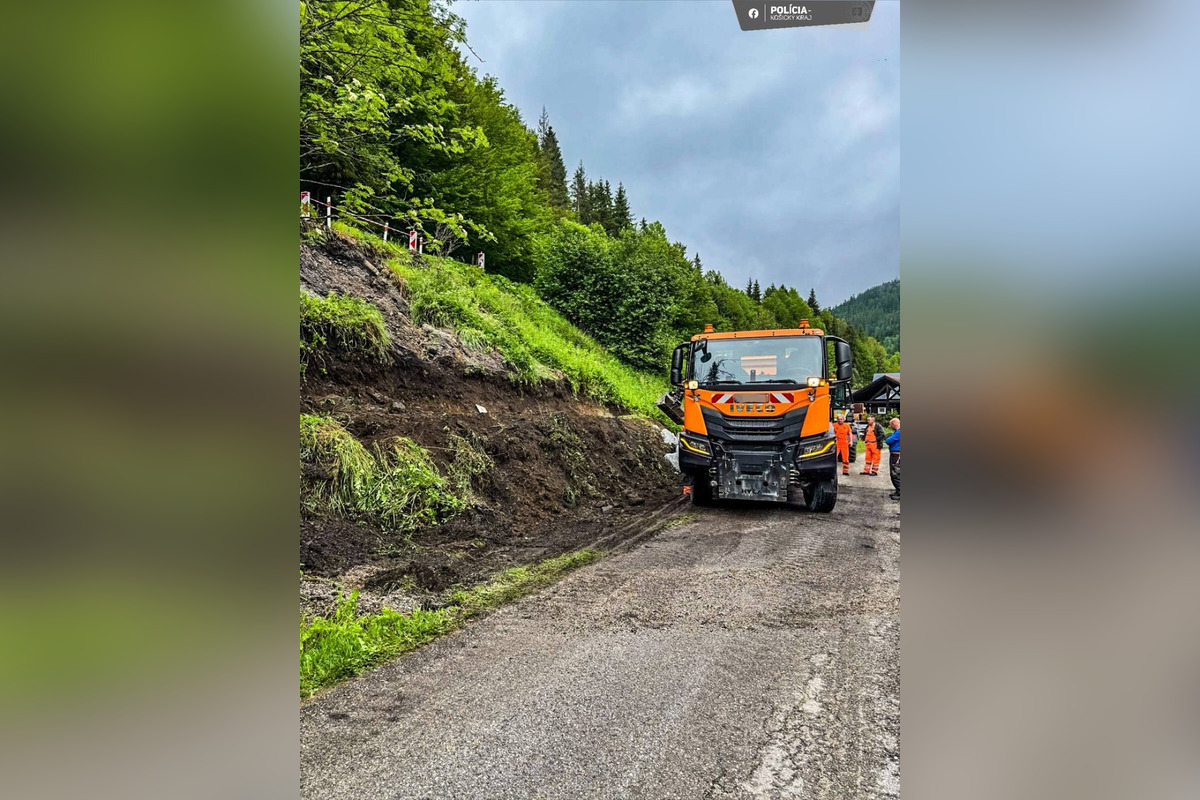 FOTO: Počasie podmylo cestu v obci Mlynky, foto 4