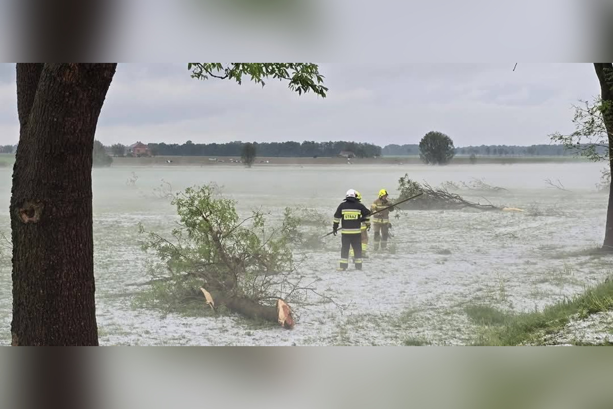FOTO: Poľskom sa prehnala supercela, strhávala strechy a stromy, foto 2
