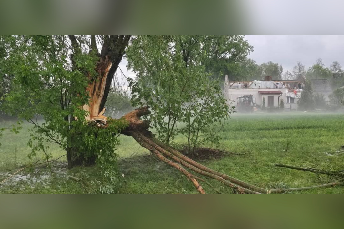 FOTO: Poľskom sa prehnala supercela, strhávala strechy a stromy, foto 3